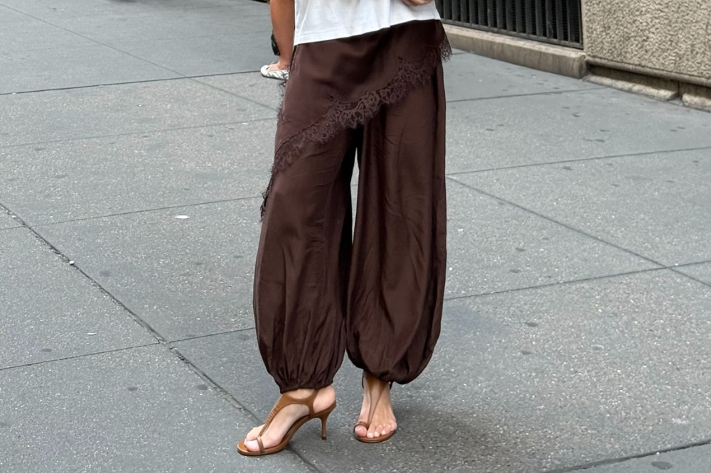 Look com calça aladim marrom