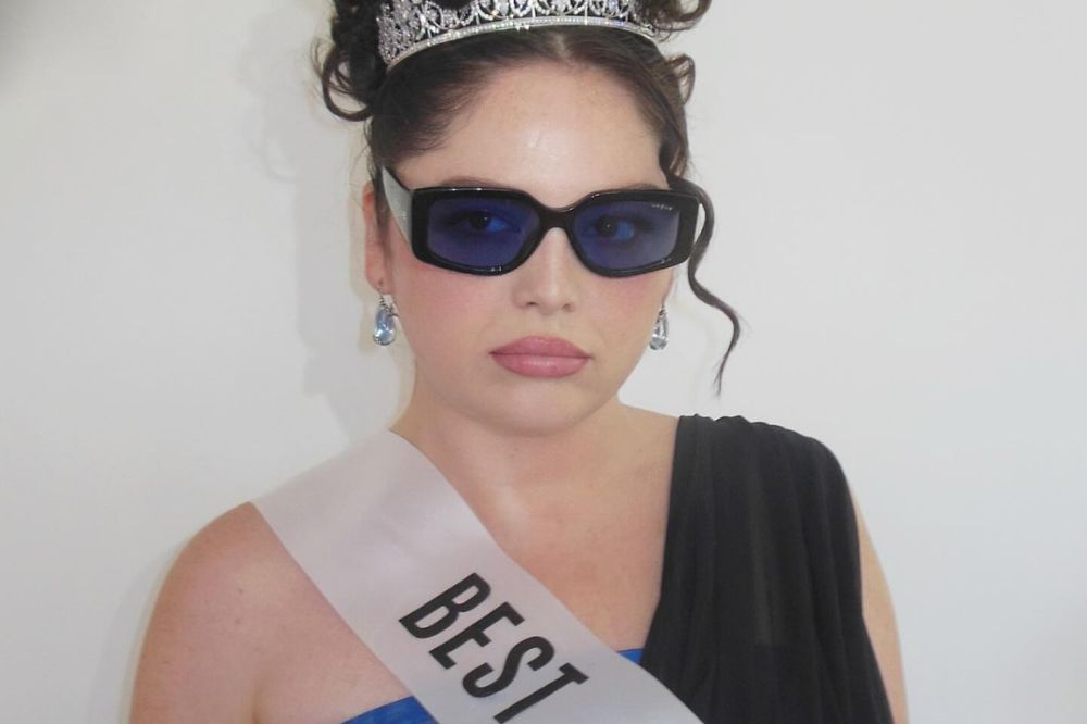 Deciframos o estilo da atriz Megan Stalter, da série 'Too Much'