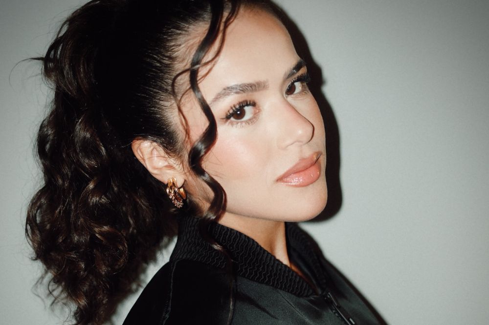 Maisa Silva usa tendência de roupa com ilhós