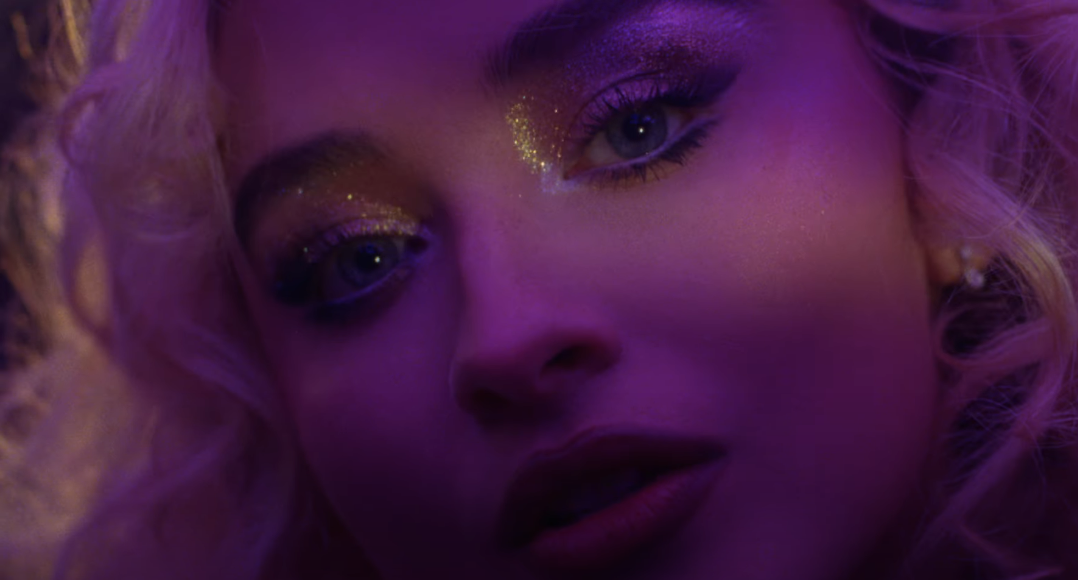 sabrina-carpenter-maquiagem-anos-80-tears Maquiagem de Sabrina Carpenter no clipe da música 'Tears', faixa do álbum 'Man's Best Friend'
