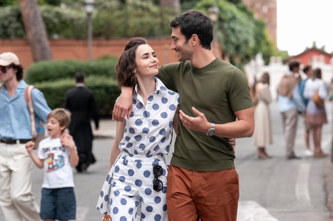 Lily Collins e Eugenio Franceschini em cena da 5ª temporada de Emily em Paris
