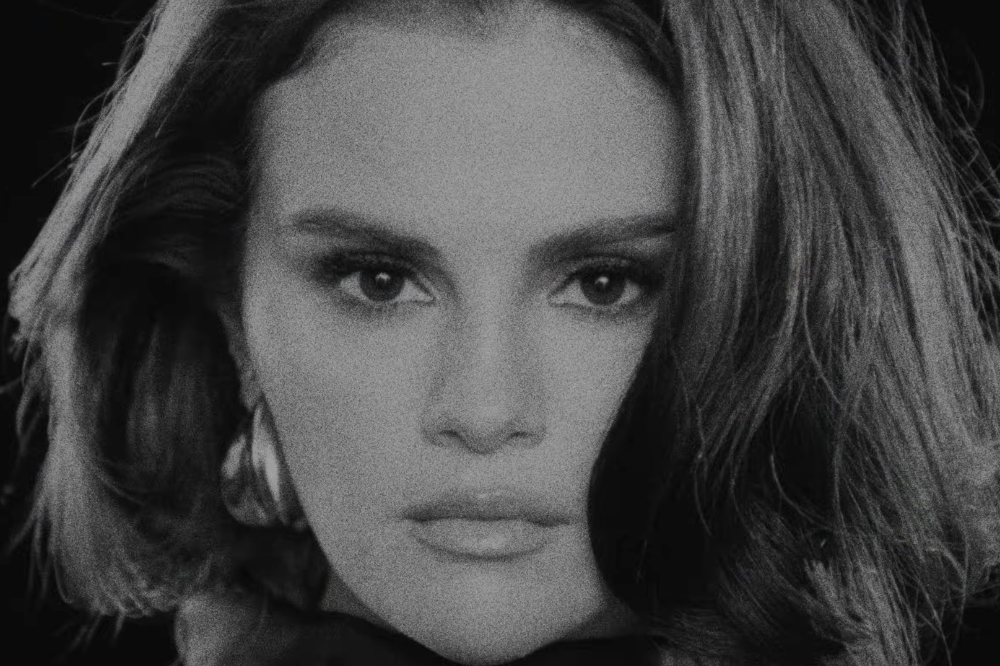 Selena em In The Dark