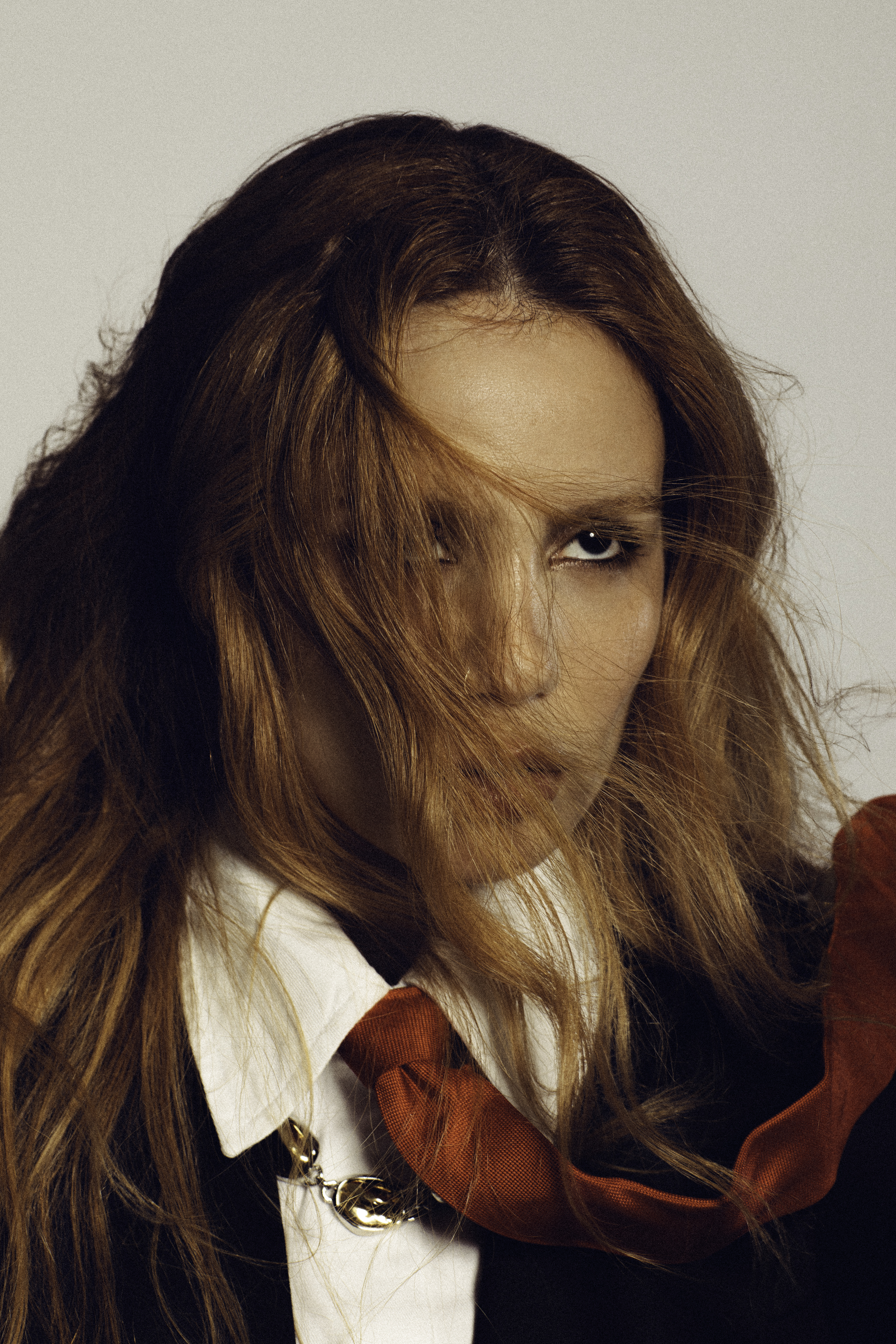 Carol Biazin posando para foto com parte do cabelo cobrindo seu rosto