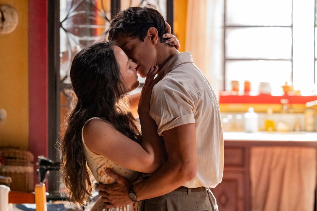 Tulio (Cadu Libonatti ) e Estela (Larissa Manoela) se beijam em Etâ Mundo Melhor