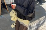 O truque de estilo do momento é deixar a barra de renda aparecendo no look
