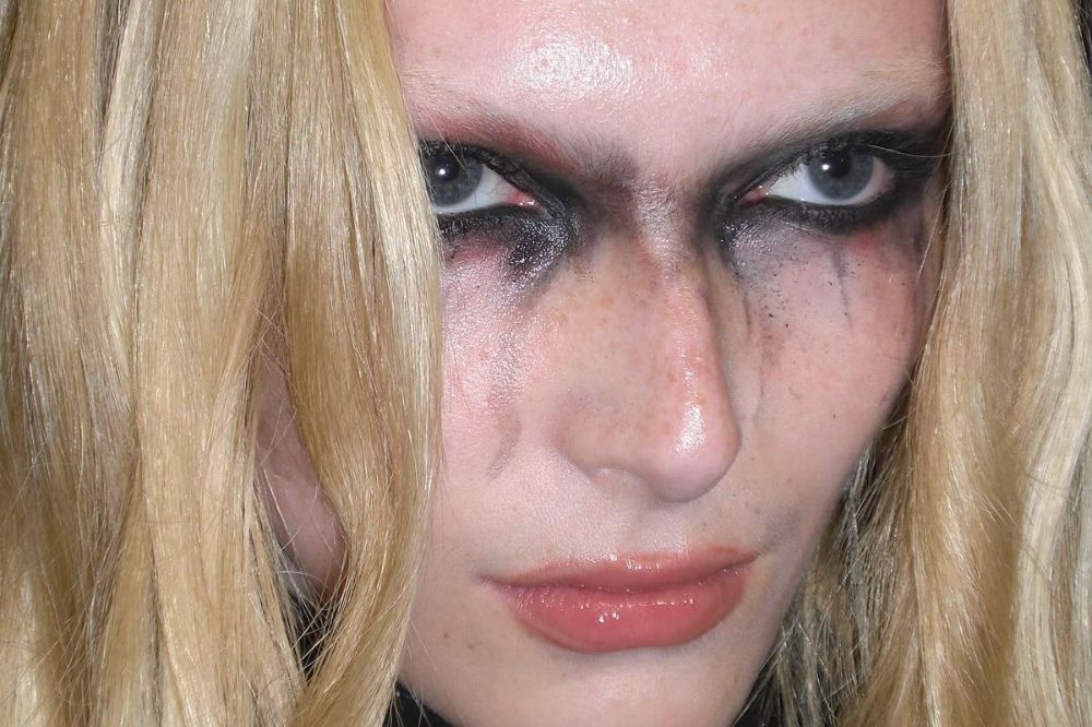 Modelo Alex Consani com maquiagem no desfile de primavera-verão 2026 da Alexander McQueen na semana de moda de Paris
