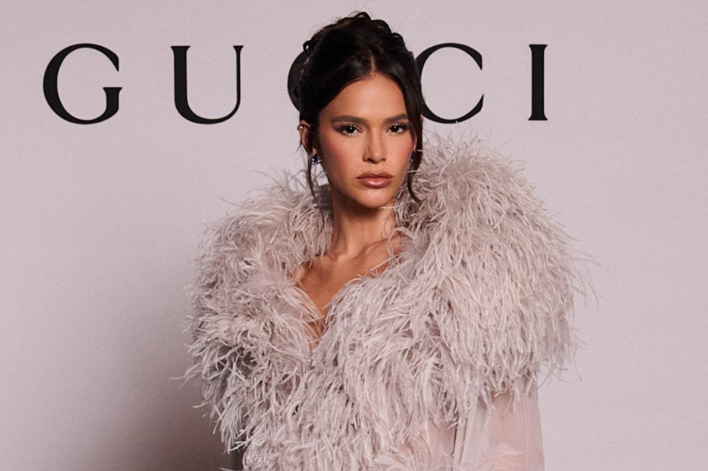 Bruna Marquezine na Festa MASP 2025, oferecida pela Gucci, usando casacão de pelos
