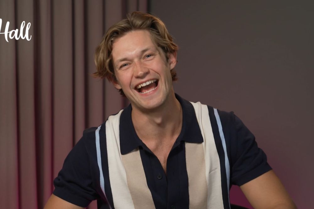 Damian Hardung sorrindo em entrevista à CAPRICHO