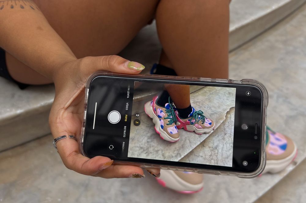 Ideias de looks com tênis para a primavera 2025