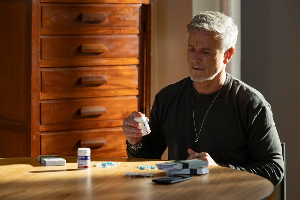 Jaques (Marcello Novaes) manipula medicação de Filipa na novela 'Dona de Mim'