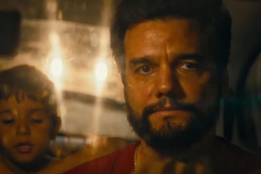 Armando / Marcelo (Wagner Moura) dirige carro com filho em 'O Agente Secreto'