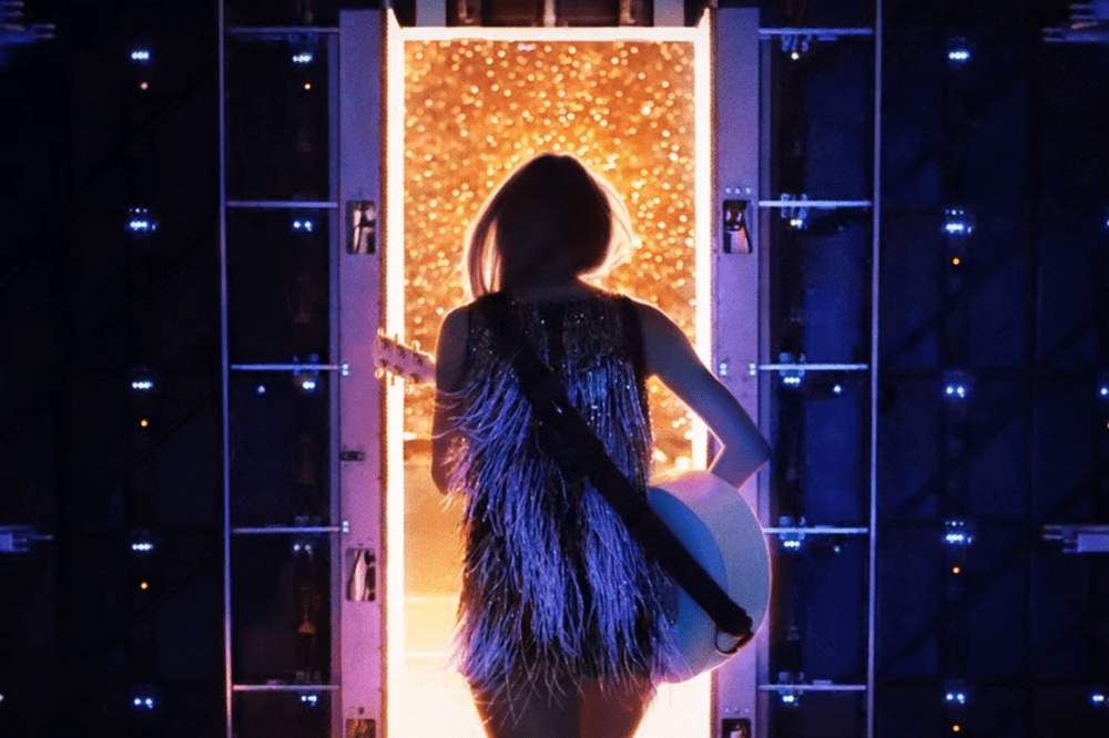 Taylor Swift está de costas com figurino da era 'Fearless' na 'The Eras Tour'