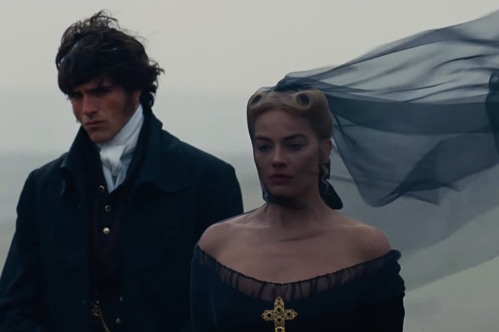Heathcliff (Jacob Elordi) e Catherine Earnshaw (Margot Robbie) em ‘O Morro dos ventos Uivantes’