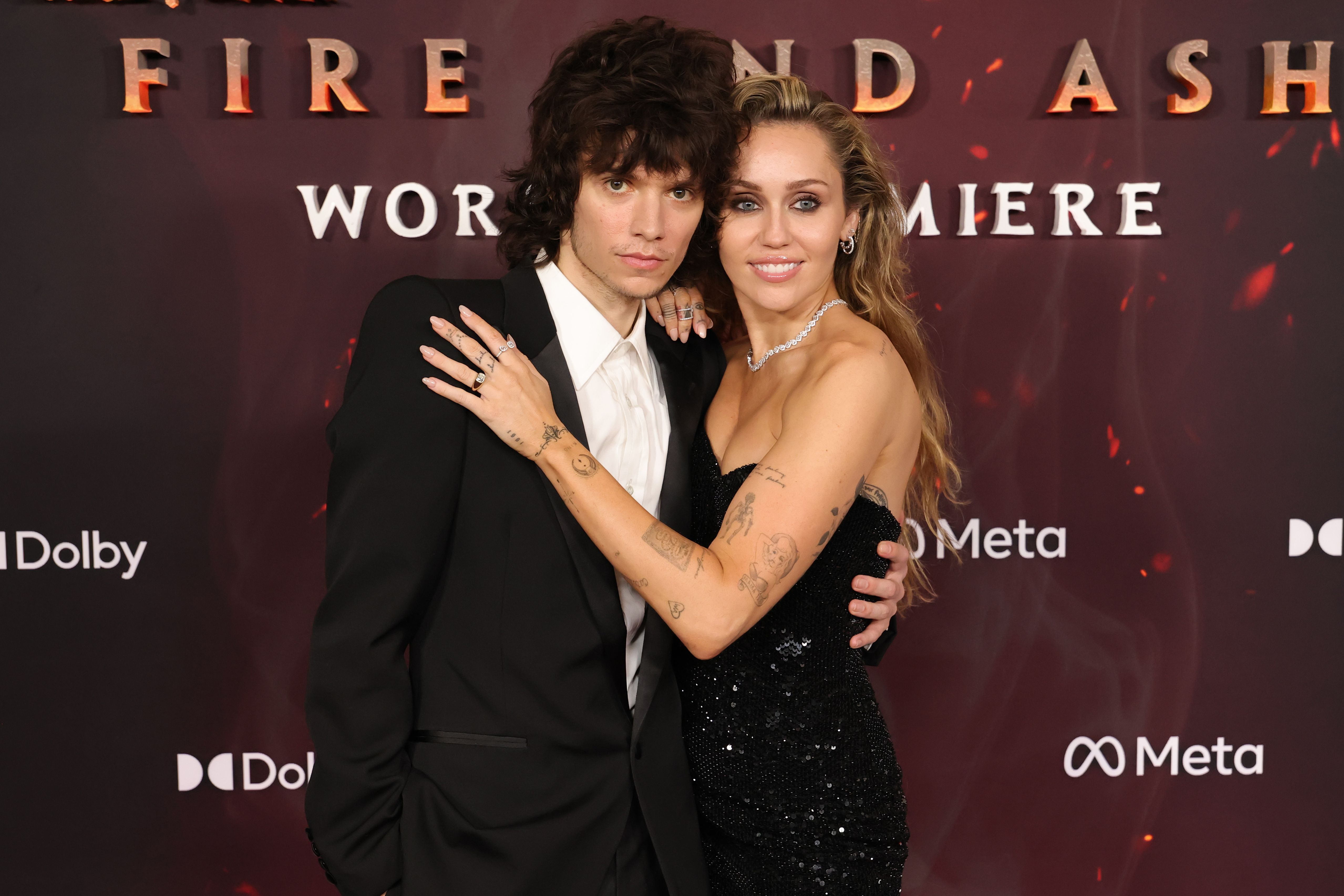 Maxx Morando e Miley Cyrus na première de 'Avatar: Fogo e Cinzas' em Los Angeles