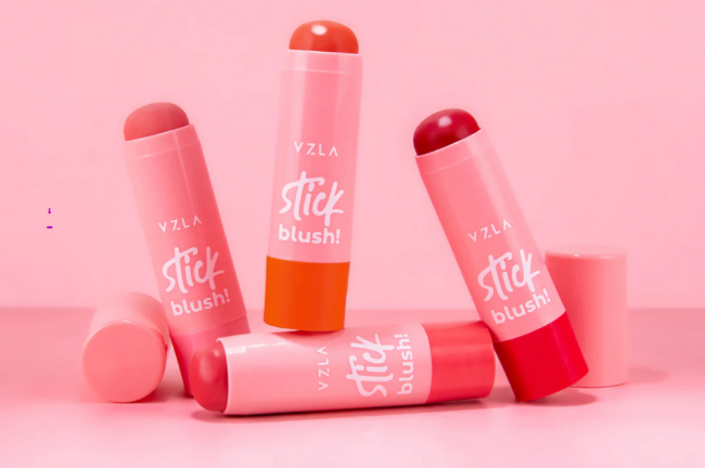 O Stick Blush da Vizzela vem de brinde para quem comprar a CAPRICHO em bancas de São Paulo.