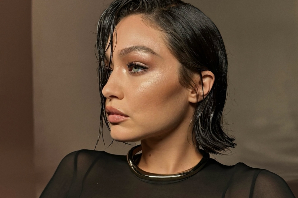 Gigi Hadid com cabelo preto em corte bob