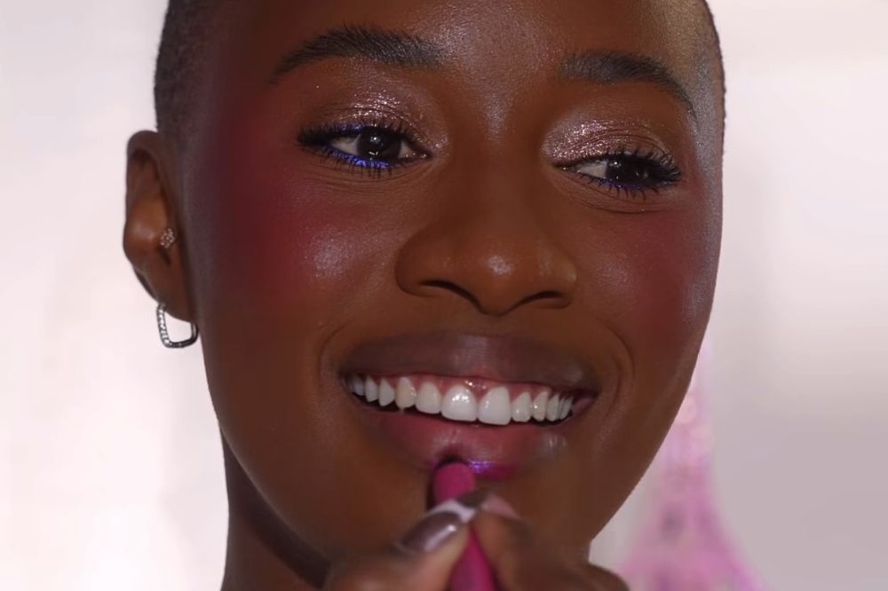 Novo batom brilhante que está dando o que falar nas redes sociais