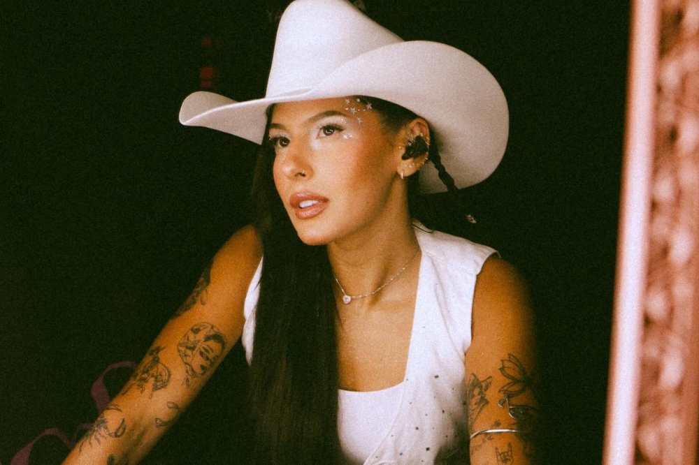 Ana Castela usa maquiagem com strass e estrelinhas