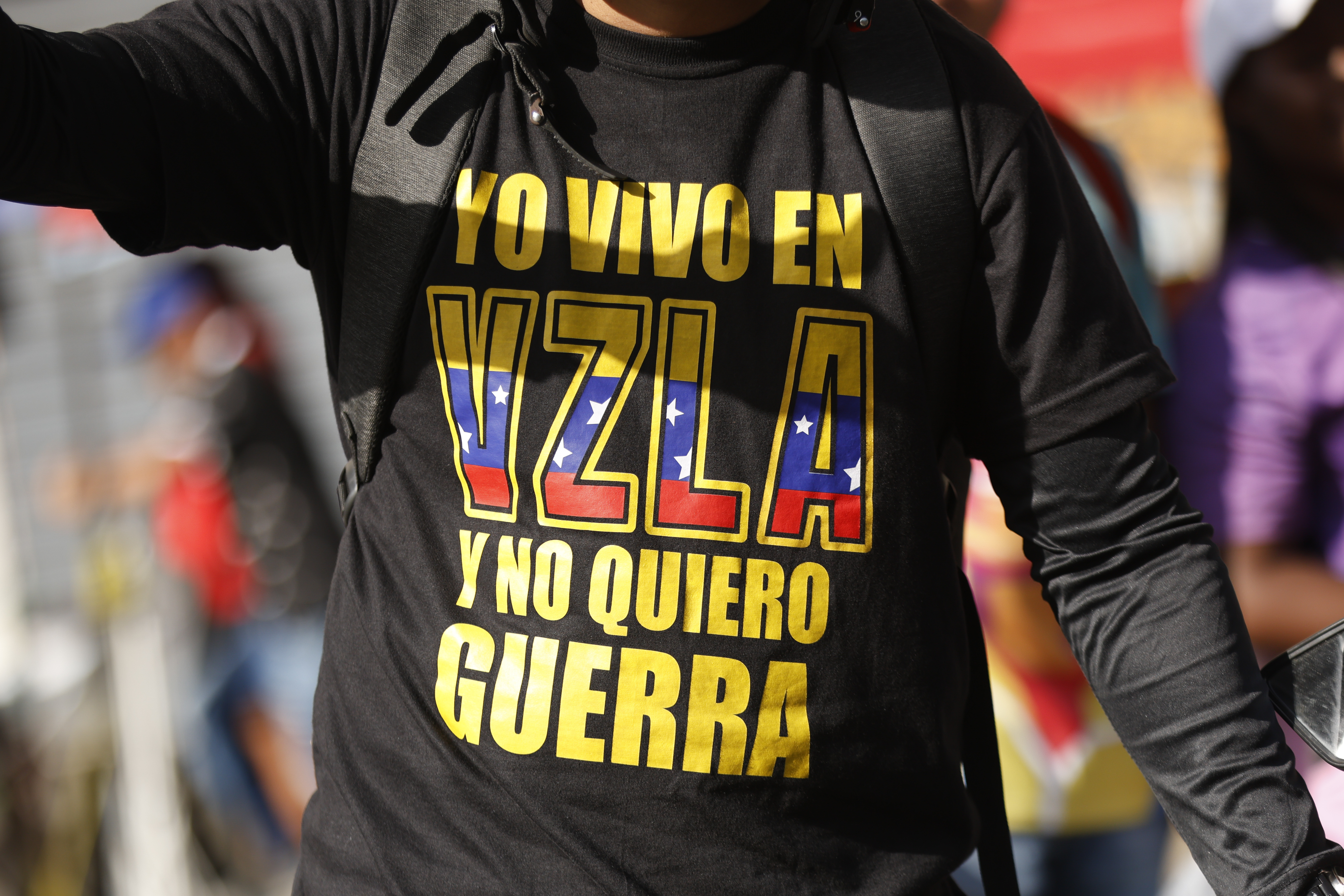 Apoiadores do presidente venezuelano Nicolás Maduro participam de uma manifestação no Dia da Juventude em Caracas, Venezuela, em 13 de novembro de 2025.