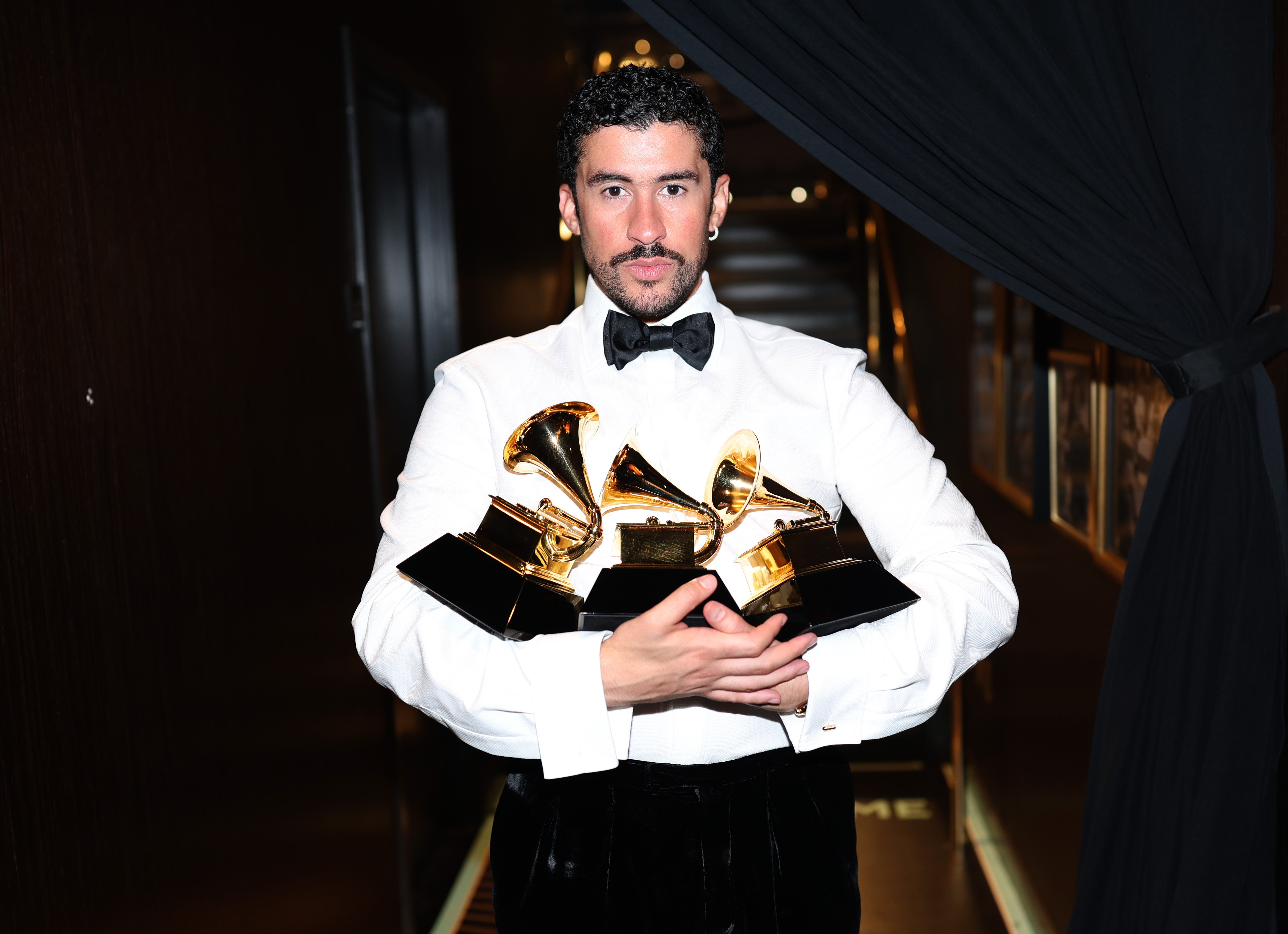 Bad Bunny posa com os prêmios de Álbum do Ano, Melhor Álbum de Música Urbana e Melhor Performance Musical Global durante a 68ª edição do GRAMMY Awards na Crypto.com Arena em 1 de fevereiro de 2026 em Los Angeles, Califórnia.