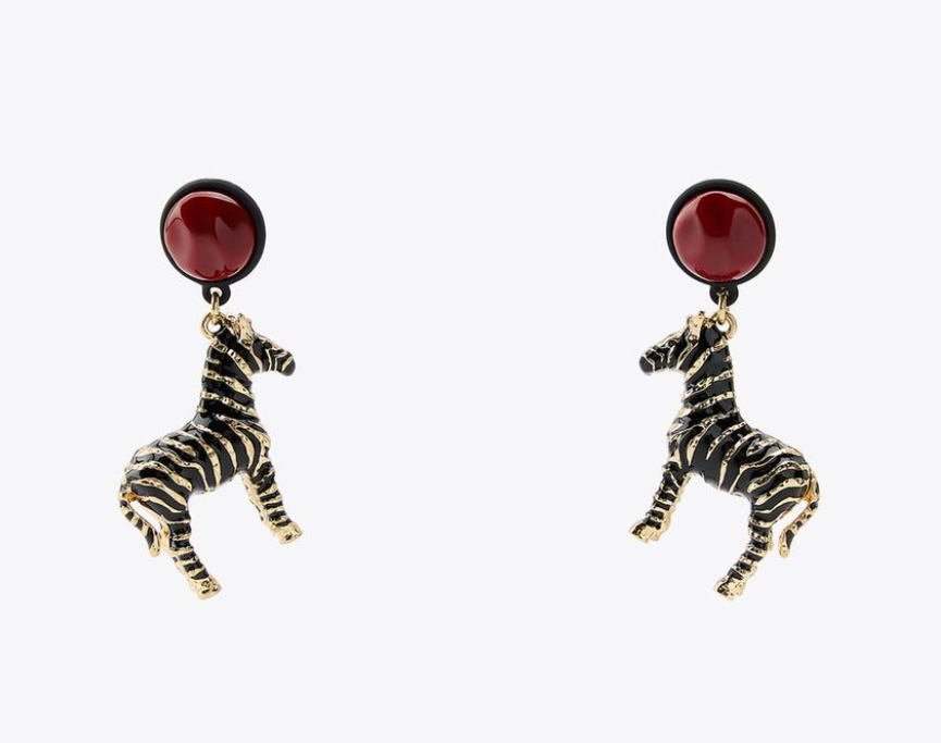 Brincos de zebra da Zara usados por Maisa nos Ensaios da Anitta