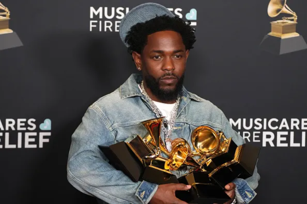 Kendrick Lamar segurando seus prêmios do Grammy 2025