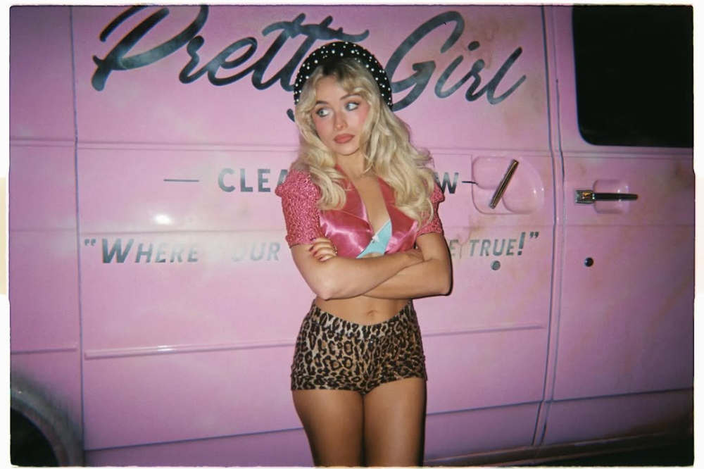 Sabrina Carpenter nos bastidores do clipe de ‘House Tour’
