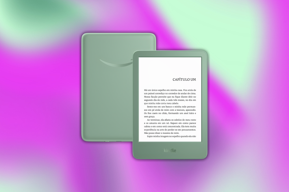 Dois e-readers Kindle verdes sobre um fundo abstrato em tons de rosa e verde. Um e-reader está deitado, mostrando a parte traseira com o logo da Amazon. O outro está ligeiramente inclinado à frente, com a tela ligada exibindo o 