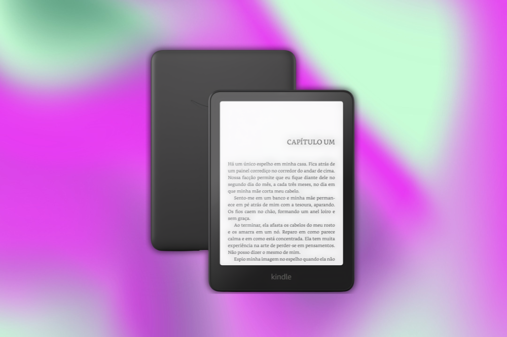 Dois e-readers Kindle pretos, um atrás do outro, com o da frente exibindo o 
