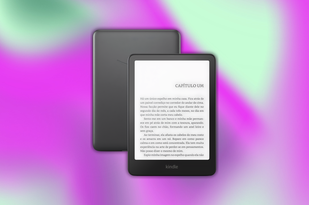 Dois e-readers Kindle pretos, um atrás do outro, com o da frente exibindo o 
