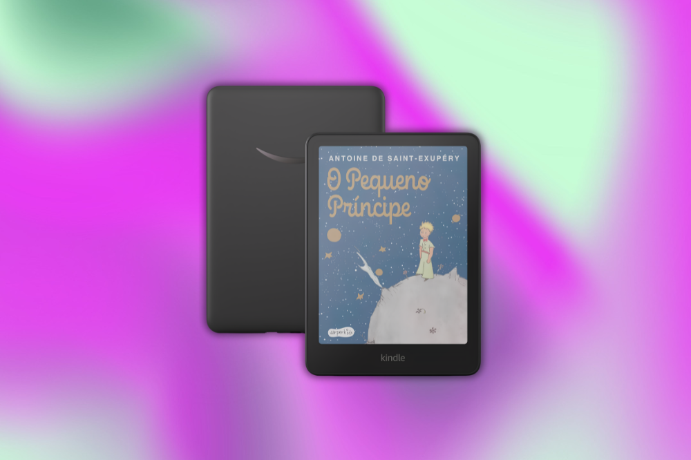 Um e-reader Kindle preto exibindo a capa do livro 