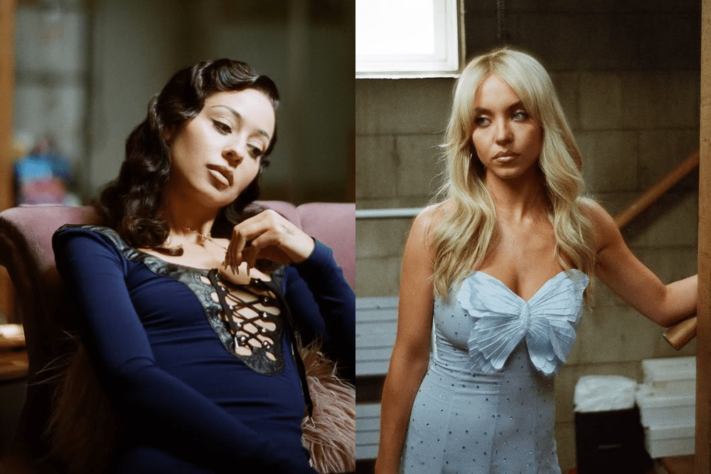 Duas mulheres jovens, uma morena com cabelo ondulado e blusa azul escura, e outra loira de vestido azul claro com laço no busto, em poses sérias