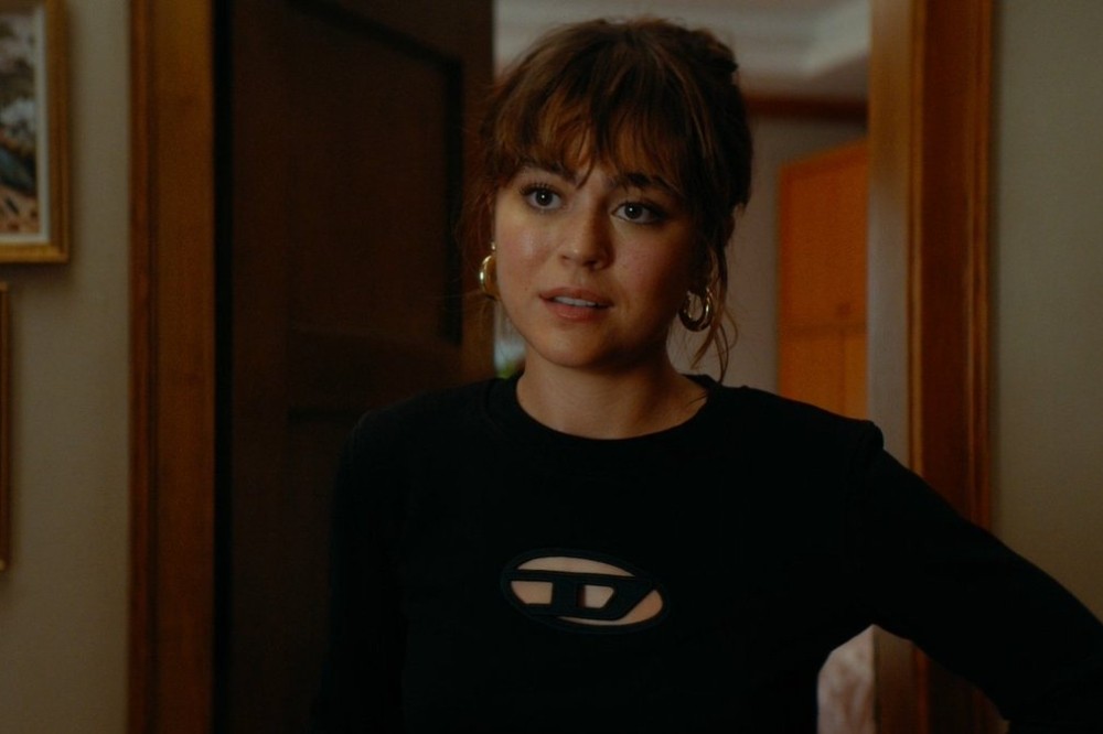Allie Hayes (Mika Abdalla) em Off Campus
