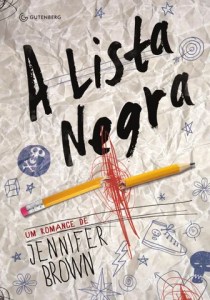 Capa do livro A Lista Negra de Jennifer Brown. Fundo de papel amassado com rabiscos e desenhos de caveiras, estrelas e um t&ecirc;nis. Um l&aacute;pis amarelo quebrado ao meio est&aacute; sobre o t&iacute;tulo, com rabiscos vermelhos no ponto de quebra