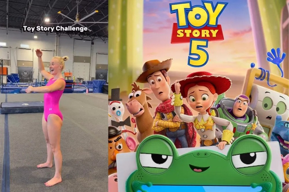 Mulher loira em collant rosa vibrante, sorrindo e com os braços erguidos, em um ginásio. Ao lado, pôster de Toy Story 5 com Woody, Jessie e Buzz Lightyear assustados, e um sapo verde na frente