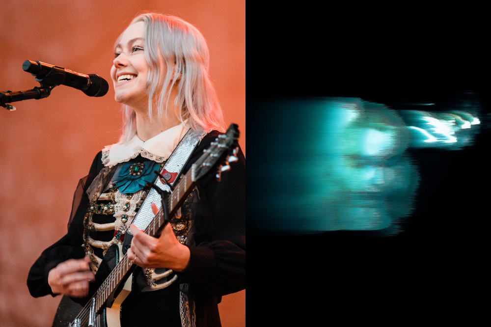 A cantora Phoebe Bridgers, loira de pele clara, sorri enquanto canta em um microfone e toca guitarra. Ela veste um vestido preto com gola branca de renda, um broche azul-petróleo e um esqueleto bordado na frente. À direita, uma mancha azul-clara borrada em fundo preto