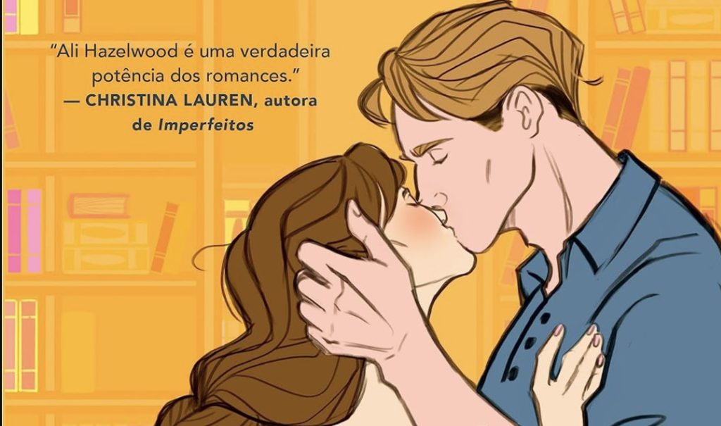 Ilustração de um casal se beijando apaixonadamente, com um homem de camisa azul e cabelo loiro segurando o rosto de uma mulher de cabelos castanhos. Ao fundo, uma estante de livros amarela com volumes coloridos. No canto superior esquerdo, uma citação de Christina Lauren sobre Ali Hazelwood