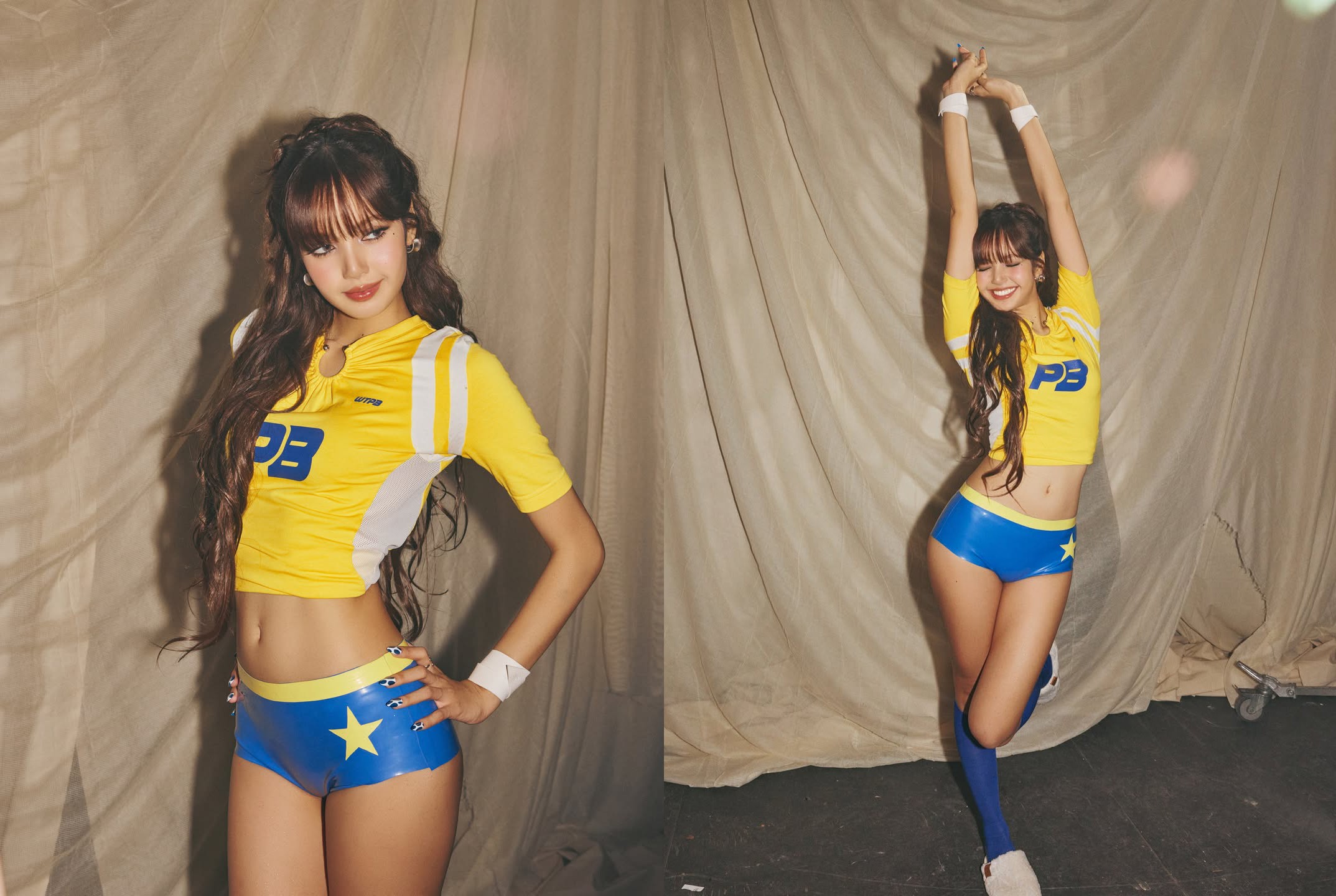 Cantora Lisa do BLACKPINK em duas poses, vestindo top cropped amarelo com P3 azul e shorts azul com estrela amarela. Na primeira, ela sorri com as mãos na cintura; na segunda, levanta os braços acima da cabeça, sorrindo. Ambas as fotos têm fundo de cortina bege