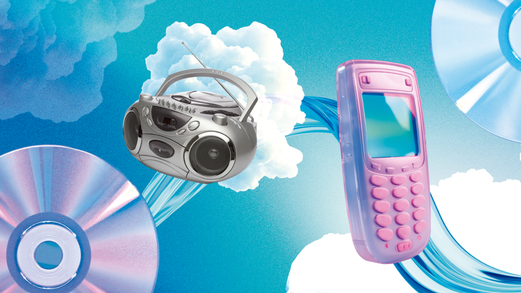 Um rádio boombox prateado com antena, um celular rosa antigo e dois CDs flutuam em um céu azul com nuvens brancas, simbolizando tecnologia e comunicação