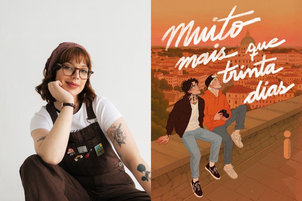 Mulher jovem de óculos e touca, sorrindo, com macacão marrom e camiseta branca, ao lado da capa do livro Muito mais que trinta dias, que mostra dois homens sentados em um telhado com vista para uma cidade europeia