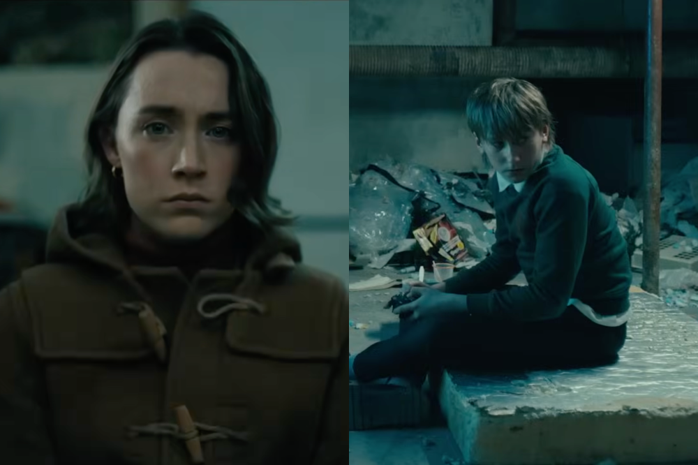 Duas cenas de filme lado a lado. À esquerda, uma mulher jovem com cabelo escuro e casaco marrom olha séria para frente. À direita, um jovem de cabelo claro e suéter escuro senta em um bloco de concreto, cercado por lixo, olhando para baixo