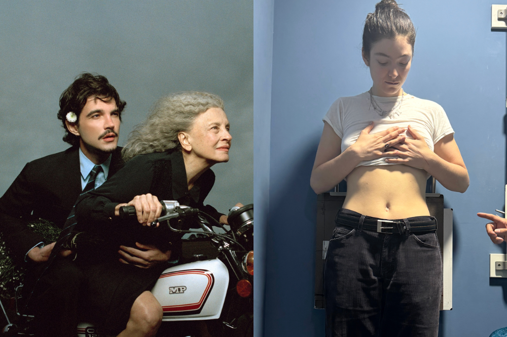 À esquerda, um homem de terno e uma mulher de cabelos grisalhos em uma moto branca. À direita, uma mulher jovem de camiseta branca e calça jeans escura, com as mãos sobre o peito, em frente a uma parede azul