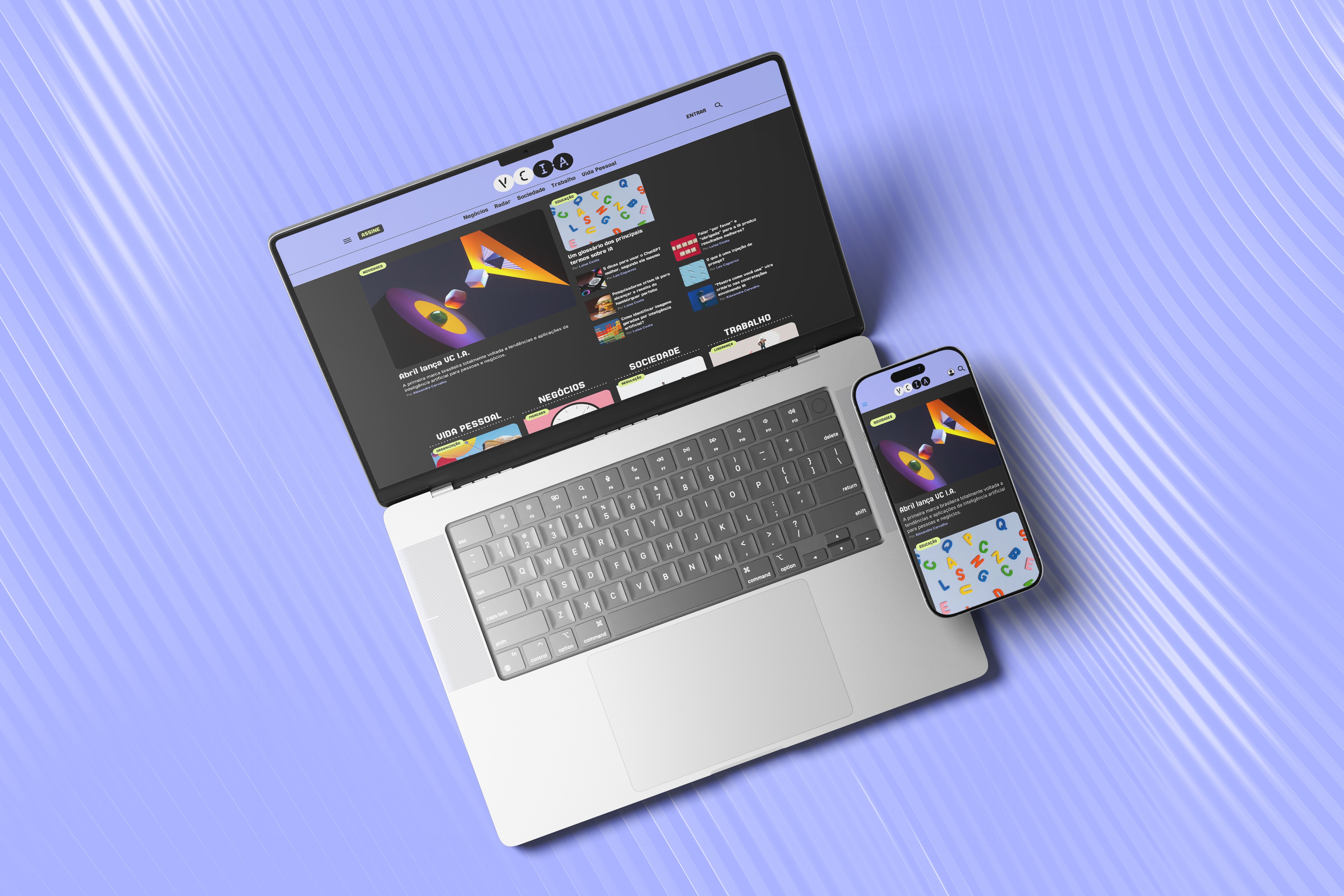 Um laptop prateado e um smartphone roxo exibem um portal de notícias com design moderno. O laptop mostra a página inicial com um banner principal e seções de notícias, enquanto o smartphone exibe uma versão responsiva do mesmo conteúdo, ambos sobre um fundo lilás com linhas onduladas
