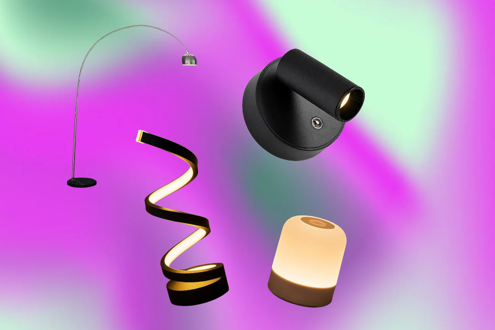 Quatro luminárias modernas: um abajur de chão prateado com haste curva, uma fita de LED preta enrolada, um spot de parede preto e um abajur de mesa cilíndrico com base marrom, sobre fundo degradê roxo e verde