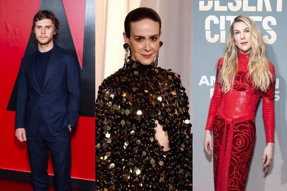 Três atores posam em eventos: Evan Peters de terno azul-marinho, Sarah Paulson com vestido preto de lantejoulas e Kim Dickens de vestido vermelho com detalhes em relevo