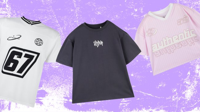 Três camisetas de estilo urbano sobre um fundo roxo com manchas brancas. Da esquerda para a direita: uma camiseta branca com gola listrada preta e branca, o número 67 em destaque, um globo e a palavra MEESTAR; uma camiseta cinza escura com a palavra URBAN em branco no centro; e uma camiseta rosa listrada com gola branca, a palavra authentic e um emblema oval